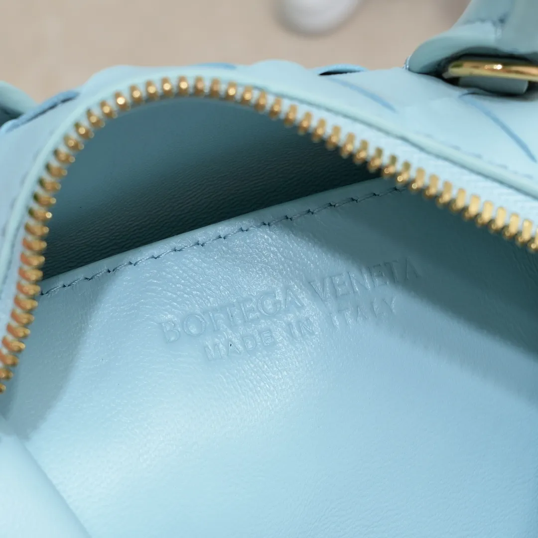 Batch 1560 #Bv Small Intrecciato woven leather bowling bag with detachable crossbody strap, single interior flat pocket, zipper closure "Classic weaving craftsmanship" is an indispensable symbol of the brand🔥. The meticulous weaving craftsmanship not only makes the bucket bag show a sense of high-end, but also adds a sense of agility to it, exuding a simple and elegant beauty. It is made of soft and delicate sheepskin texture. It is light and comfortable, and reveals a sense of high-end everywhere. The color matching is refreshing and clean, and the upper body is aged~concave shape! A bowling bag that can be used for both work and leisure. Size: 20.5*15.5*10cm, model: 7460#